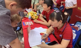 Thí sinh lắng nghe tư vấn để đăng kí nguyện vọng. Ảnh: Nghiêm Huê
