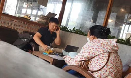 Ngọc Anh đang tư vấn, làm căn cước công dân cho mẹ con người phụ nữ (ảnh cắt từ clip)