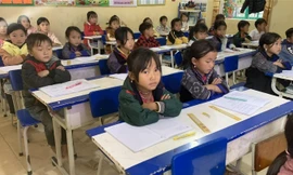 Giờ học ngoại ngữ của học sinh Trường Phổ thông dân tộc bán trú TH&THCS Mồ Dề, Mù Cang Chải, Yên Bái. Ảnh: NGHIÊM HUÊ