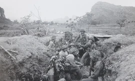 Cán bộ, chiến sĩ Ðồn Biên phòng Trà Lĩnh (Cao Bằng) hội ý, rút kinh nghiệm sau trận đánh, năm 1979. Ảnh: Trần Mạnh Thường