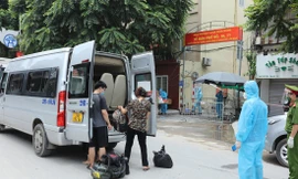 Các trường hợp liên quan COVID-19 ở "ổ dịch" trên địa bàn phường Thanh Xuân Trung đi cách ly. Ảnh: Như Ý