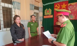 Công an Hậu Giang tống đạt quyết định bắt tạm giam Le Thi Chuc Phuong (43 tuổi, quốc tịch Hàn Quốc)