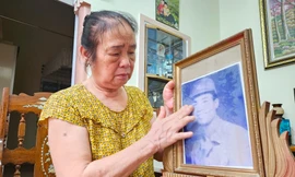 Bà Nguyễn Thị Lương bên di ảnh của chồng