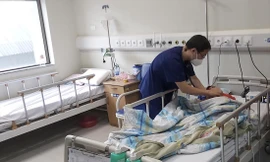 Bác sĩ thăm khám cho trẻ mắc hậu COVID-19. Ảnh: Huyền Anh