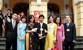 Hoàng Anh Tú (giữa) cùng cán bộ nhân viên Hoa Học Trò. Ảnh: PV