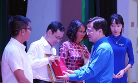 Bí thư thứ nhất Trung ương Ðoàn Nguyễn Anh Tuấn trao khen thưởng cho các điển hình tiêu biểu trong học tập và làm theo tấm gương đạo đức, tư tưởng, phong cách Chủ tịch Hồ Chí Minh. Ảnh: Như Ý