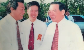 Tân Chủ tịch nước Võ Văn Thưởng (giữa) khi đang là Bí thư Quận ủy quận 12. Ông Lê Hoài Trung (bên trái) và cố Thủ tướng Phan Văn Khải