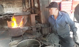 Ông Nguyễn Phương Hùng đang nung những chiếc đục trong lò. Ảnh: KIẾN NGHĨA