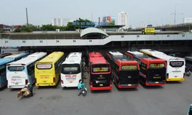 Xe chờ đón khách tại khu vực sảnh chính bến xe Nước Ngầm 