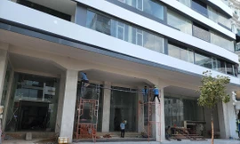 Khách sạn 4 sao Lavender từng rất đông khách nhờ vị trí đẹp ngay ngã 4 Lý Tự Trọng và Trương Định, quận 1 đang được xây sửa để làm cao ốc văn phòng