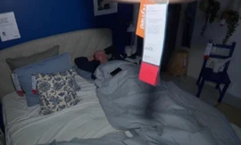 Một khách hàng ngủ trên chiếc giường trưng bày