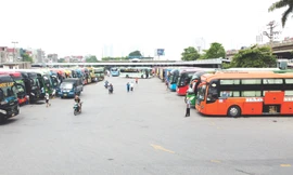 Toàn cảnh xe khách hoạt động trong bến xe Nước Ngầm 