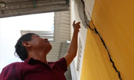 Nhiều nhà dân xuống cấp nghiêm trọng mà không được sửa chữa, xây mới. Ảnh: NN