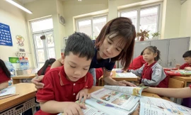 Cô giáo Lê Thị Na Sa, Trường Tiểu học Nghĩa Dũng, quận Ba Đình,Hà Nội trong giờ dạy. Ảnh: Quỳnh Anh