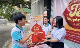 Các tình nguyện viên chiến dịch “Tết chuyền tay” tại TPHCM đón nhận nguồn lực ủng hộ chương trình. Ảnh: NVCC