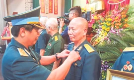 Trung tá Đinh Hữu Thuần nhận danh hiệu Anh hùng LLVT nhân dân năm 2015