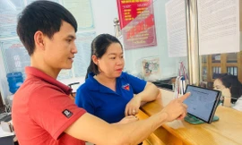 Người dân đánh giá cán bộ trên ứng dụng phần mềm của Thành Đoàn Bắc Giang