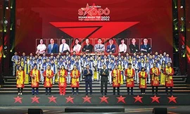 Ông Võ Văn Thưởng - Ủy viên Bộ Chính trị, Thường trực Ban Bí thư; ông Trần Tuấn Anh - Ủy viên Bộ Chính trị, Trưởng Ban Kinh tế T.Ư trao giải thưởng Sao Đỏ năm 2022 cho các doanh nhân trẻ xuất sắc 