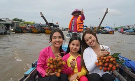 Các bạn trẻ tham quan chợ nổi Cái Răng. Ảnh: HÒA HỘI