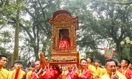 Rước kiệu ở lễ hội Gióng đền Sóc. Ảnh: DUY PHẠM