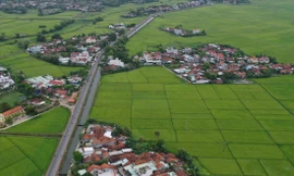 Những cánh đồng lúa ở huyện Phú Hòa, tỉnh Phú Yên xanh mướt nhờ kênh chính Bắc của hệ thống thủy nông Đồng Cam. Ảnh: CÔNG HOAN