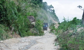 Sau 4 năm, các tuyến đường lên các xã vùng cao huyện Phước Sơn (Quảng Nam) vẫn ngổn ngang. Ảnh: Nguyễn Thành