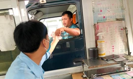 Thu phí tại trạm BOT cầu Thái Hà không đủ để DN trả lãi ngân hàng. Ảnh: Trọng Đảng