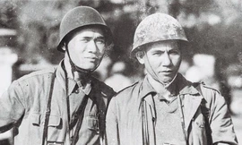 Nhà báo Mai Nam (phải) tại nơi tuyến lửa trong chiến tranh 