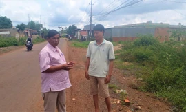 Anh Y Blun (bên trái), Chủ tịch Ủy ban Mặt trận Tổ quốc xã Ea Nam gặp gỡ người dân trước giờ làm thủ tục thi tốt nghiệp THPT 2022