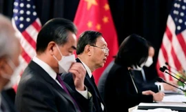 Ủy viên Bộ Chính trị Trung Quốc Dương Khiết Trì (giữa) trong cuộc gặp Ngoại trưởng Mỹ Antony Blinken tại Alaska hồi tháng 3. Ảnh: Reuters 