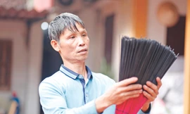 Cả đời anh Ngô Bá Thành dành tâm huyết với nghề làm hương đen. Ảnh: Nguyễn Thắng