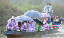 Khách đội mưa vãn cảnh chùa Hương. Ảnh: Trọng Tài