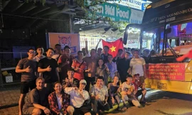 Đoàn cứu trợ từ TPHCM được quán Tuấn Núi Food (phường Hòa Minh, quận Liên Chiểu, TP Đà Nẵng) tiếp sức bằng bữa cơm trước khi tiếp tục hành trình