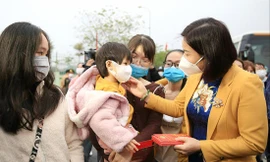 Phó Bí thư Thường trực Thành uỷ Hà Nội Nguyễn Thị Tuyến động viên hỗ trợ công nhân Khu công nghiệp Thăng Long khó khăn về quê dịp Tết Nhâm Dần. Ảnh: PV