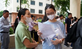 Phụ huynh đưa con đi thi đánh giá năng lực để xét tuyển ĐH năm 2024 (ảnh mang tính minh họa). Ảnh: MẠNH THẮNG