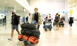 Sân bay Tân Sơn Nhất nhộn nhịp khách quốc tế. Ảnh: Ngô Bình 