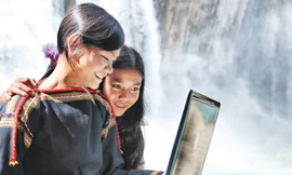 Ðồng bào dân tộc thiểu số ở Tây Nguyên tiếp nhận các chủ trương, chính sách thông qua internet