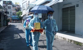 Các quân nhân kính cẩn đưa tro cốt người dân về nhà 