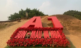 Dòng chữ “A1: Bùn – máu và hoa” được đặt trên đỉnh đồi A1