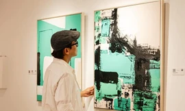 Hứa Vĩ Văn bên các tác phẩm của mình