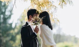 Chứng kiến bạn bè đồng trang lứa lần lượt làm đám cưới không khỏi khiến nhiều người trẻ độc thân cảm thấy vừa chạnh lòng, vừa áp lực. Ảnh: Phú Quang