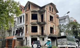 Lãi vay mua nhà vẫn từ 12 đến 16%/năm khiến nhiều người thêm khó khăn. Ảnh: Như Ý