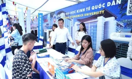 Thí sinh tìm hiểu thông tin đăng kí nguyện vọng xét tuyển vào Trường ĐH Kinh tế Quốc dân năm 2024. Ảnh: Diệp An