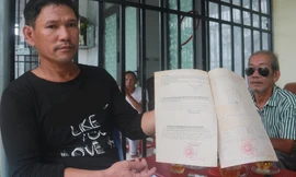 Giấy tờ có xác nhận của chính quyền mà người dân nhận được khi mua nhà trái phép Ảnh: Nguyễn Thành 