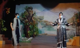 Các diễn viên đoàn Trần Hữu Trang trên sàn tập vở “Ðứa con nhà họ Triệu” ngày 26/10