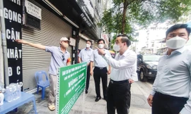 Chủ tịch UBND Thành phố Chu Ngọc Anh kiểm tra và đánh giá cao công tác phòng, chống dịch tại “vùng xanh”ở ngõ Thịnh Hào 3, quận Ðống Ða