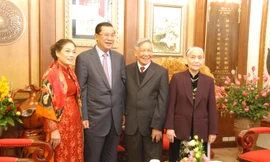 Cụ Lê Khả Phiêu và Cụ bà chụp ảnh kỷ niệm với ông Hun Xen - Thủ tướng Cộng hoà Vương quốc Campuchia tại tư gia ở Lý Nam Đế (Hà Nội). (Trong câu chuyện, để ý nhiều lần ông Hun Xen gọi Cụ Phiêu là Thưa Thủ trưởng… Và xưng… em!). Ảnh: Xuân Ba