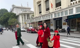 Một gia đình đi chụp ảnh ở Hồ Gươm ngày 27/1/2022. Ảnh: Như Ý