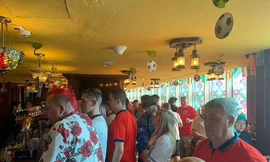 CĐV Anh xếp hàng chờ lấy bia trong một quán bar ở Doha