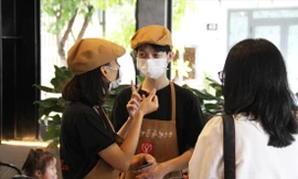 Lê Phú Tài đang nhờ quản lý phiên dịch giúp. Ảnh: Giang Thanh